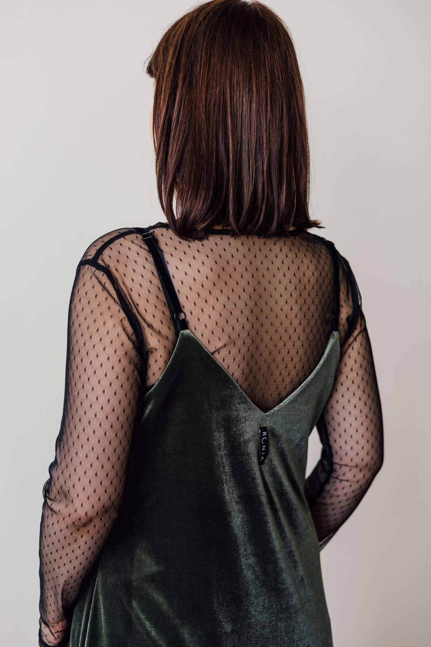 Melns tilla tops ar punktiņiem