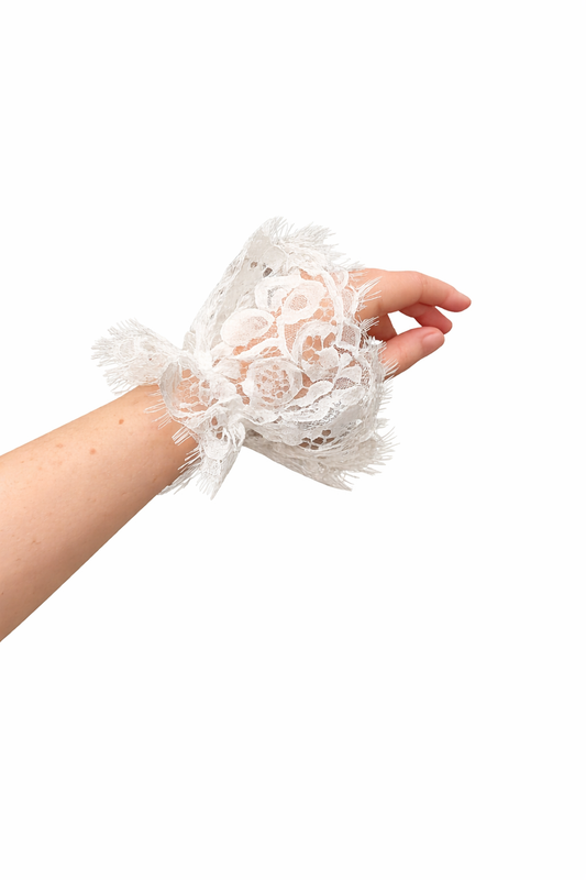 Balta aproce ar karalisko mežģīni