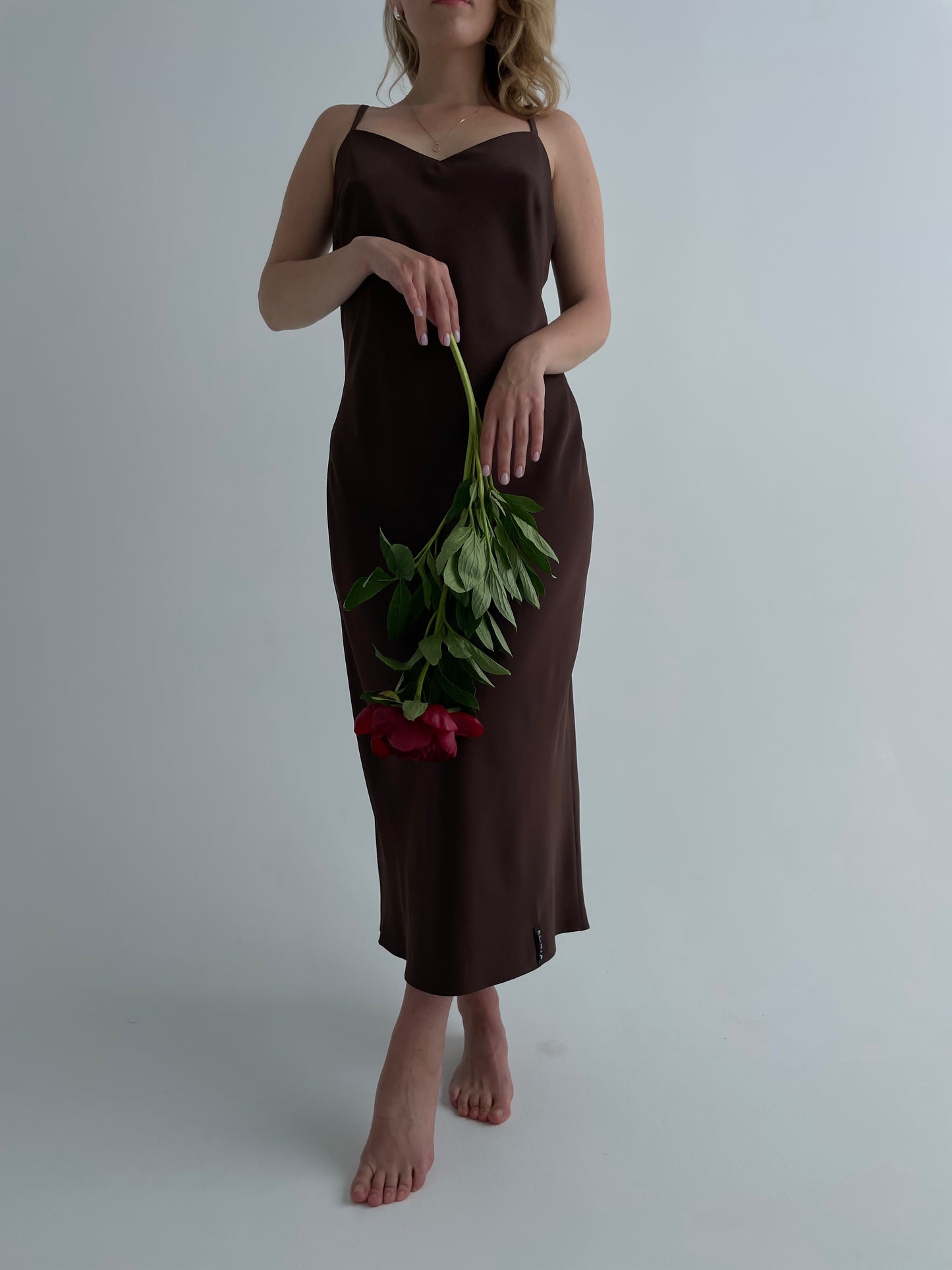 Brūna kleita uz lencītēm