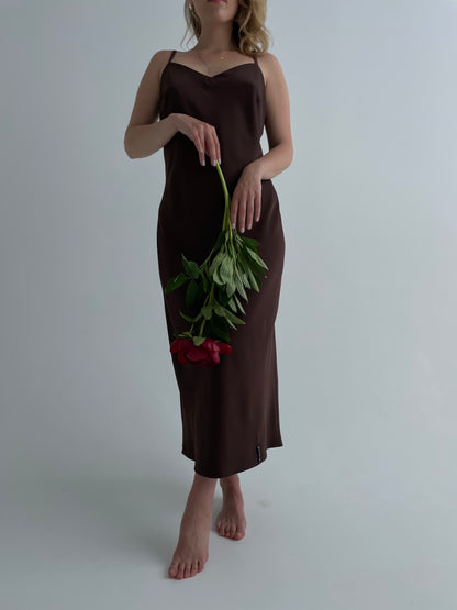 Brūna kleita uz lencītēm