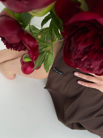 Brūna kleita uz lencītēm