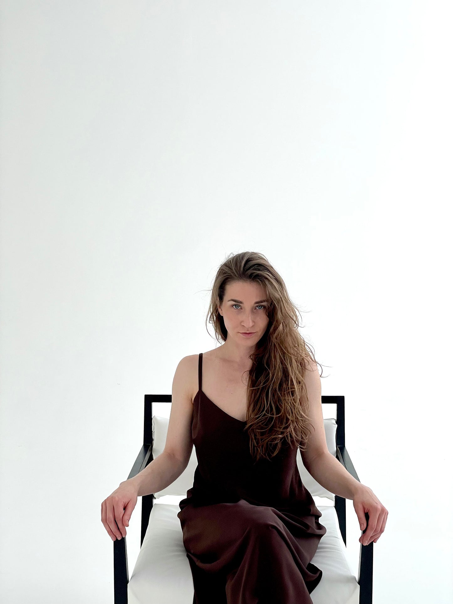 Brūna kleita uz lencītēm