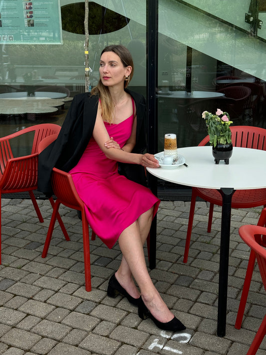 Fuksijas krāsas kleita uz lencītēm