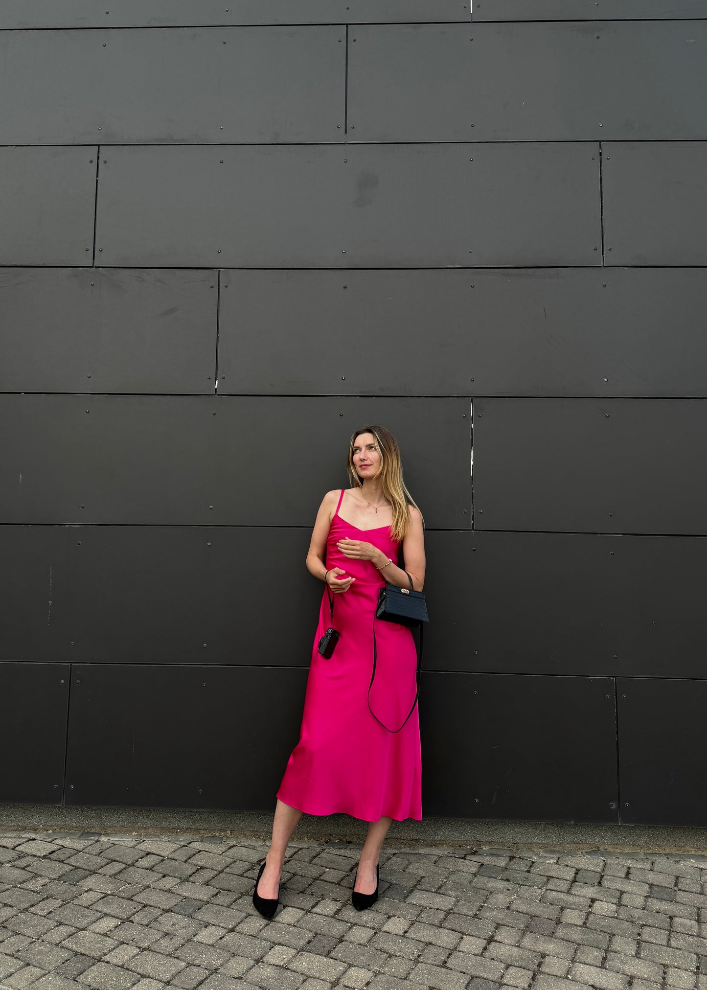 Fuksijas krāsas kleita uz lencītēm