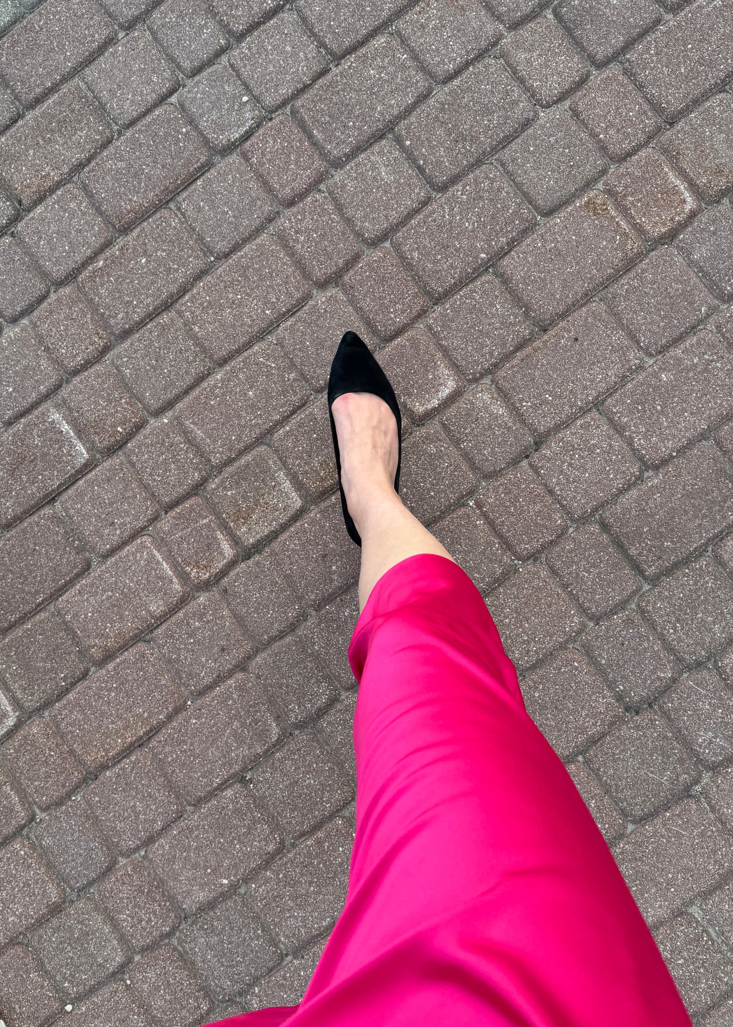 Fuksijas krāsas kleita uz lencītēm